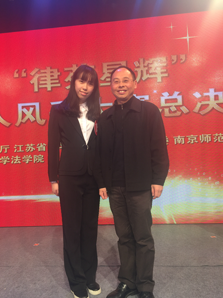 3 tyc5997太阳集团宋晓副院长向王珺洁同学表示祝贺.JPG 3 tyc5997太阳集团宋晓副院长向王珺洁同学表示祝贺.JPG